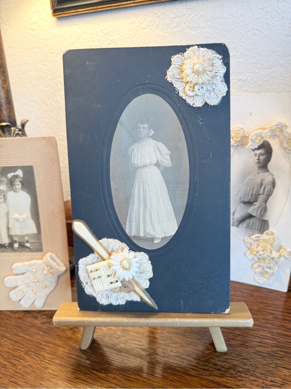 4 Antique Embellished Victorian Cabinet Cards with Gold Wood Easel - Picture 7 of 16